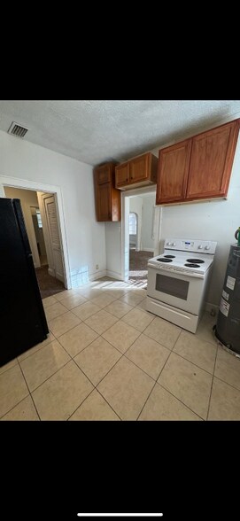 Building Photo - 519 W 25th St