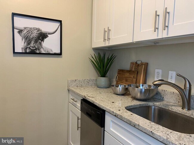 Building Photo - 135 S 19th St