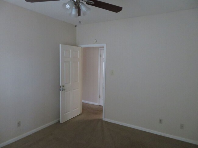 Building Photo - 1/1 Apartment Walking Distance to UT