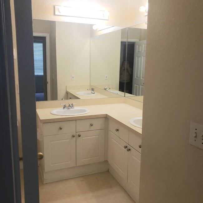 Building Photo - Very nice 2bed/1bath condo on 2nd floor in gated Enclave at Richmond place in New Tampa!