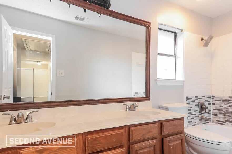 Building Photo - 732 Creekview Ct