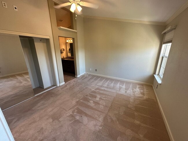 Building Photo - 3 Bed 2.5 Bath Townhouse W/ Garage