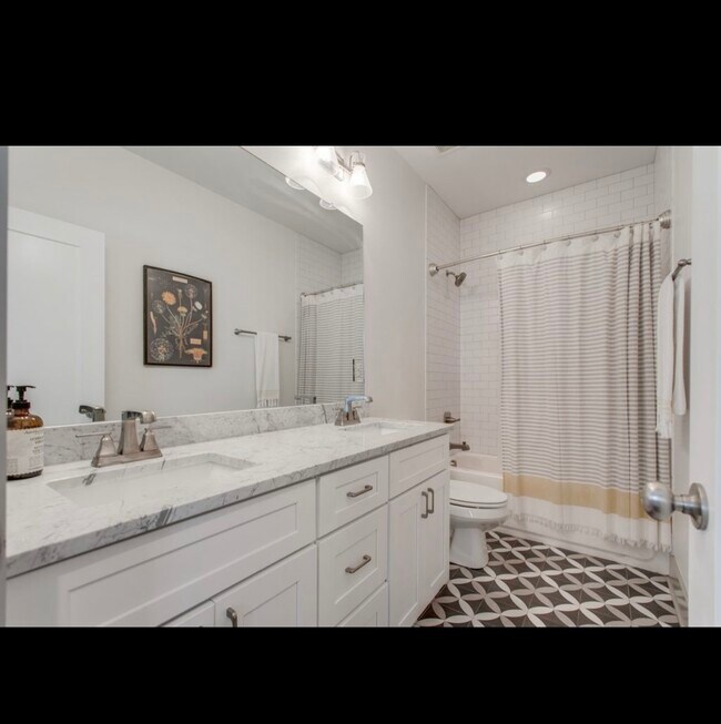 Building Photo - 2209 15th Ave N