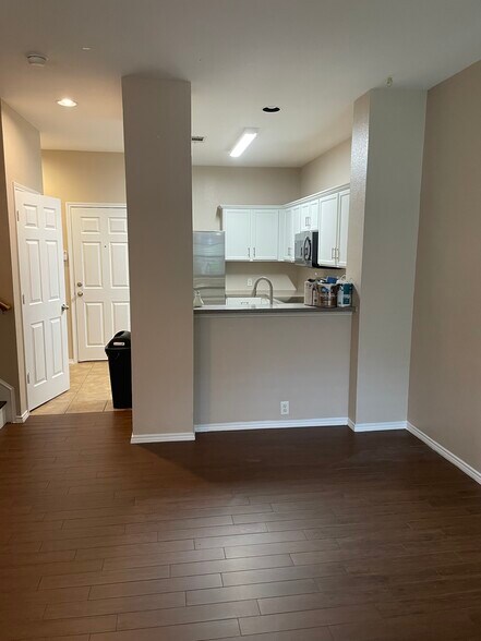 Building Photo - 2220 Stoneleigh Pl