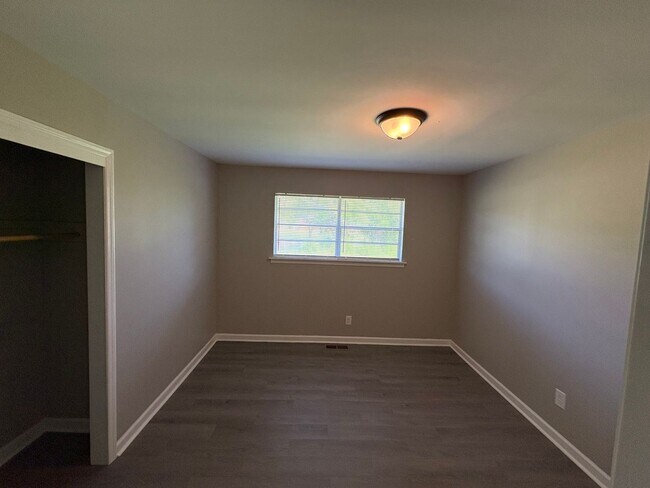 Building Photo - 3 Bed 1.5 Bath Brick House