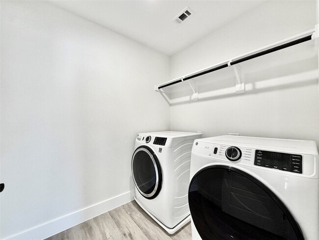 Building Photo - 8509 Shoreham