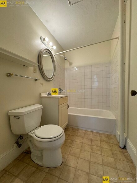 Building Photo - 585 Beacon St