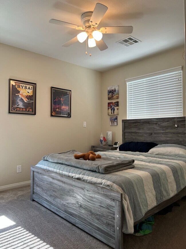 Building Photo - ABSOLUTELY AMAZING! Large 4 bedroom 2 stor...