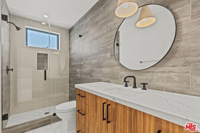 Building Photo - 5538 Tova Dr