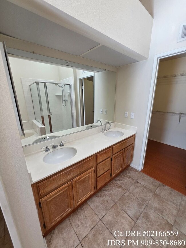 Building Photo - Ontario 3 Bedroom Condo