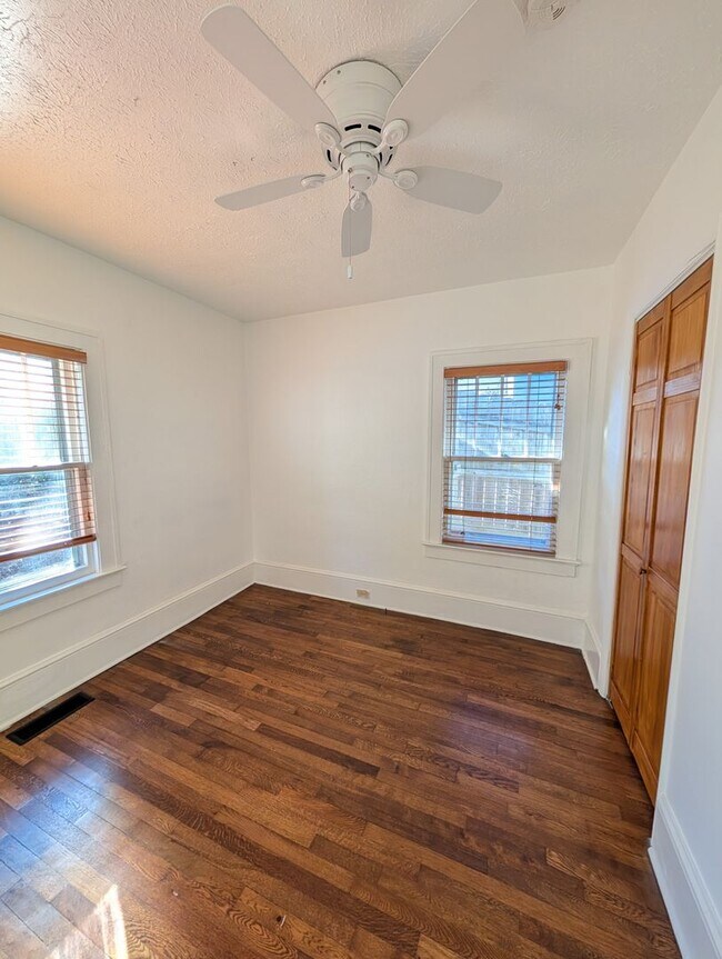 Building Photo - West Asheville Bungalow!