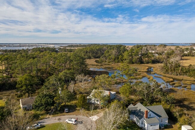 Building Photo - Marsh View Beaufort Home Available Now