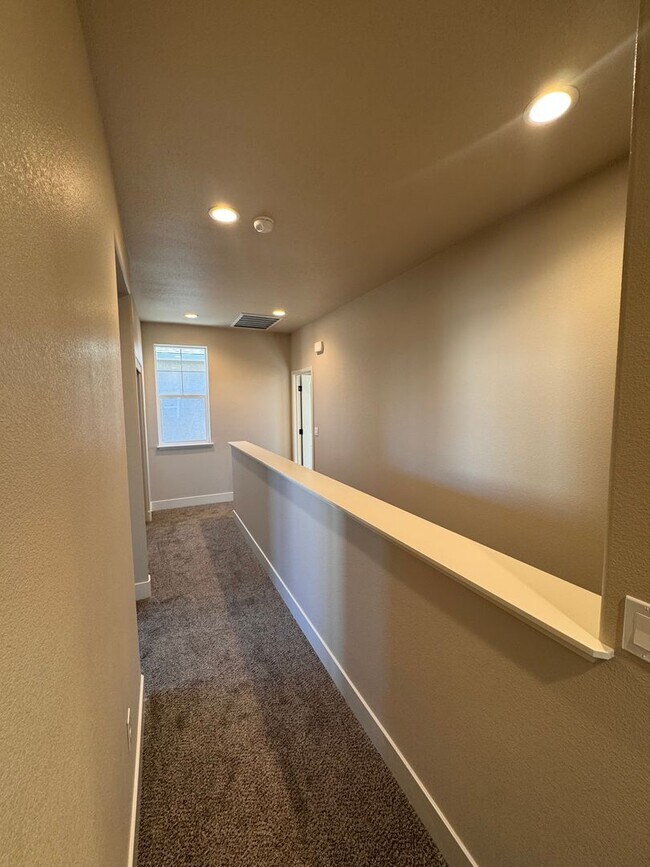 Building Photo - NEW! 3/2.5/2 Townhome in Gardnerville