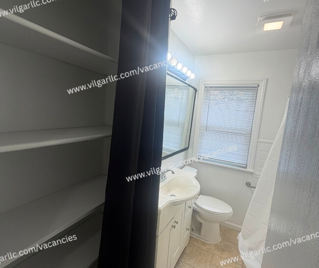 Building Photo - For Rent - 3 Bedroom, 1 Bathroom Home