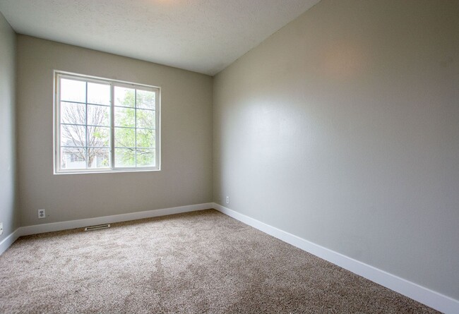 Building Photo - 3 Bedroom / 2 Bath Near Lake Cunningham!