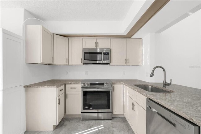 Building Photo - 14852 Laguna Beach Cir