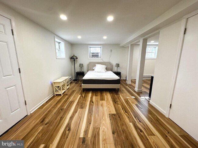 Building Photo - 10712 Warwick Ave