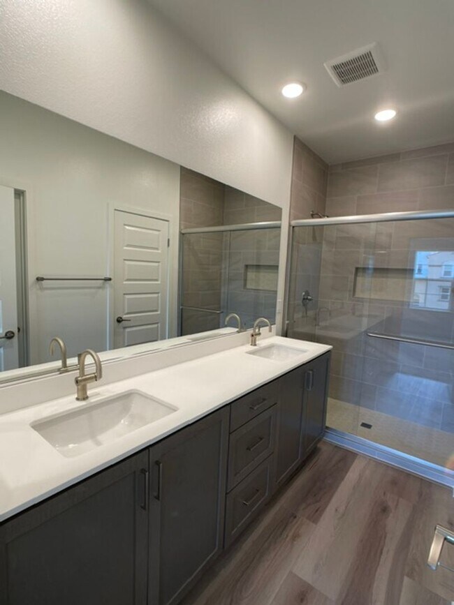 Building Photo - Camarillo 3 Bed 4 Bathroom Never Lived In Condo