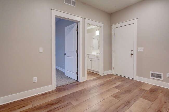 Building Photo - Three Bedroom Townhome