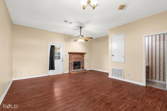 Building Photo - 2 Bedroom 2.5 Bath 2 Car Carport - town house