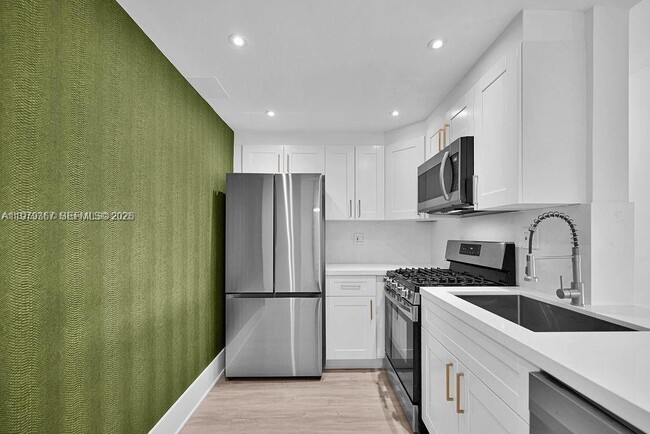 Building Photo - 2201 Brickell Ave