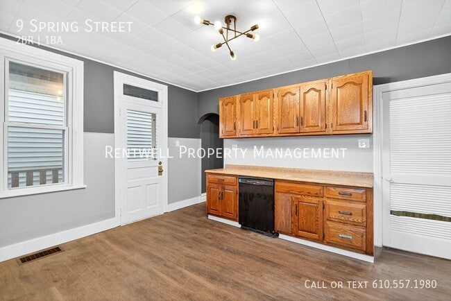 Building Photo - 9 1/2 Spring St