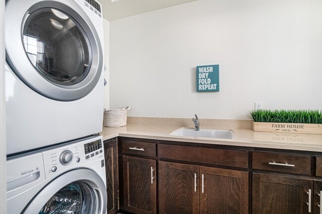Building Photo - Jordan Ranch Townhouse 4 bed / 3.5 bath, G...