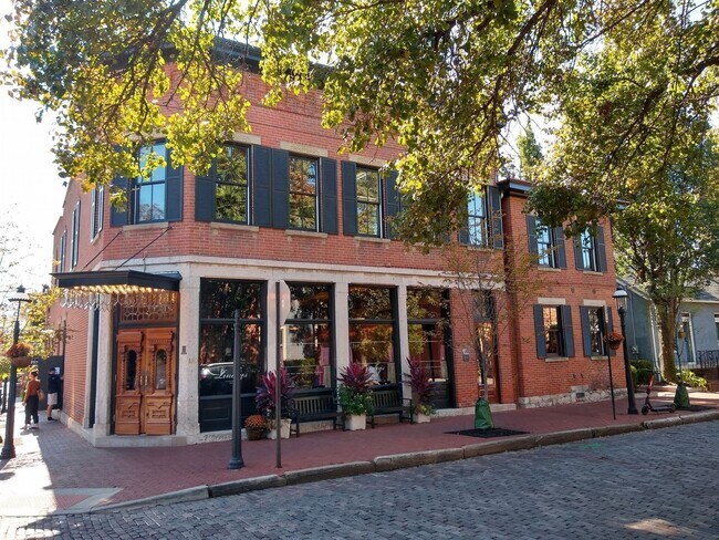 Lindey's Restaurant - 801 S Front St