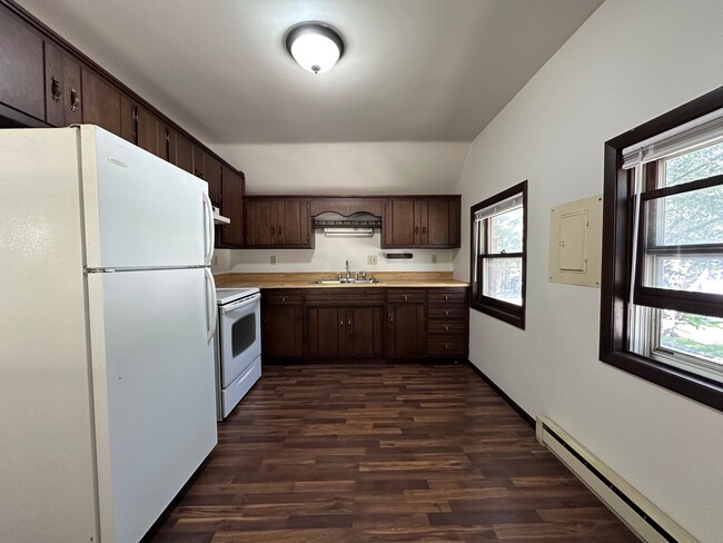 Building Photo - 822 3rd St