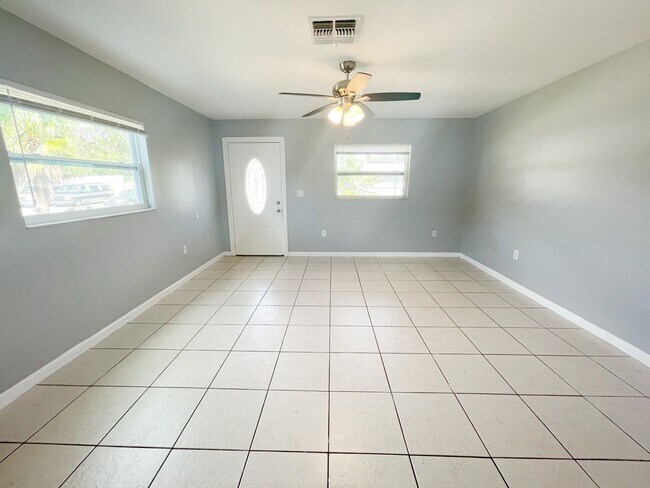 Building Photo - 2BED/1BATH Duplex COMING SOON!