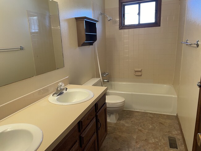 Building Photo - 2252 Austin Ct