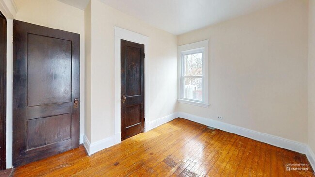 Building Photo - 2 bedroom/1 bath (upper unit)- 1ST MONTH FREE IF LEASE SIGNED BY 10/15