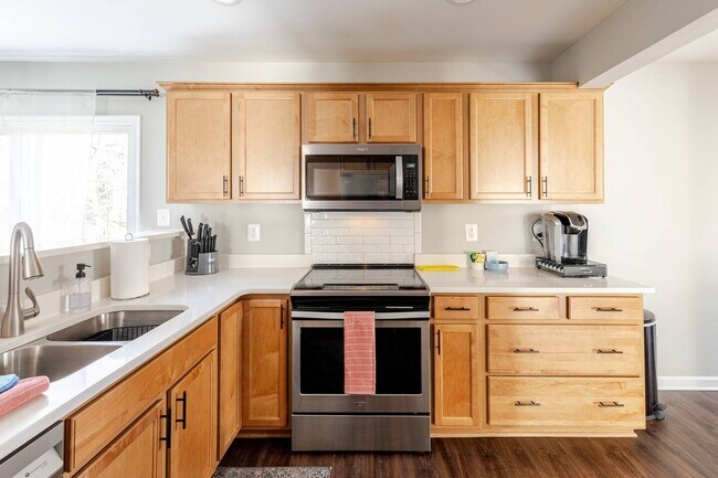Building Photo - 301 Rollason Dr