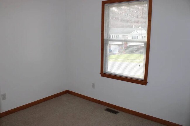 Building Photo - 35 Catalpa Dr