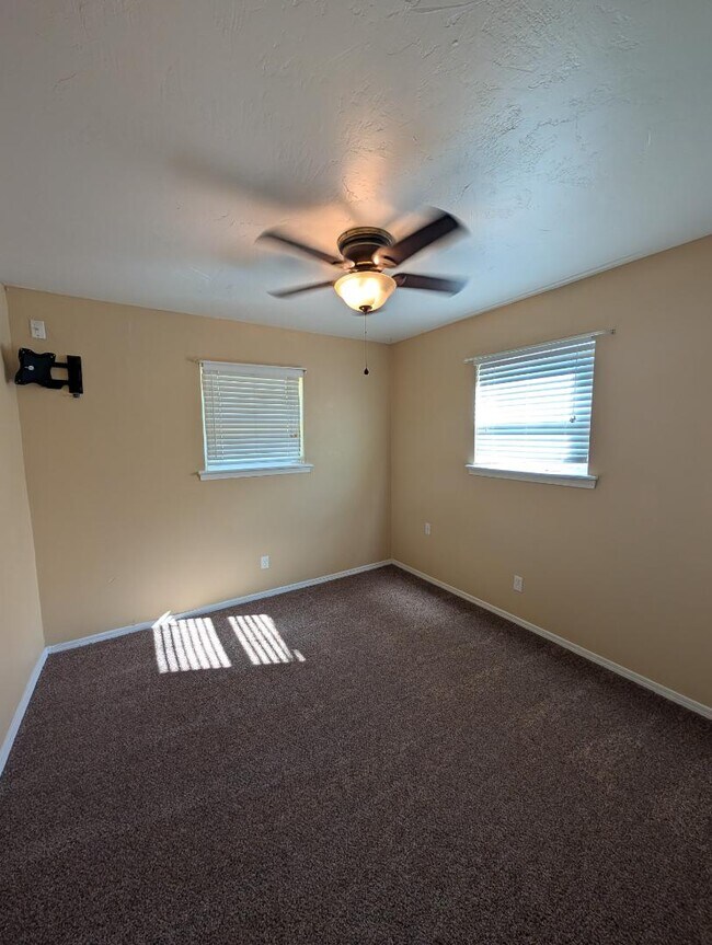 Building Photo - 1404 Heather Ln