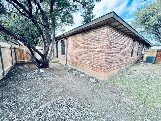 Building Photo - 5207 Thunderbird St