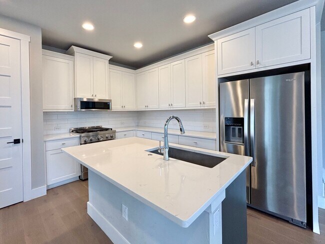 Building Photo - 311 E Evergreen-19