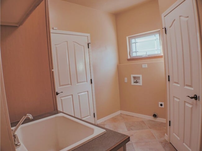 Building Photo - 303 Belden Ct