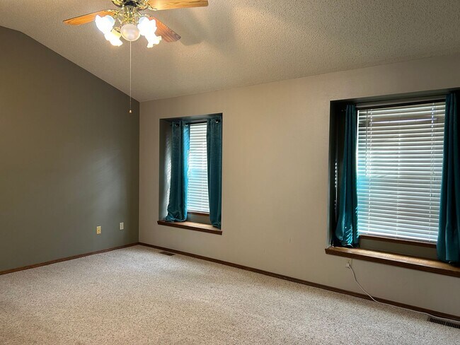 Building Photo - Broadmoor Glen 4 bedroom home