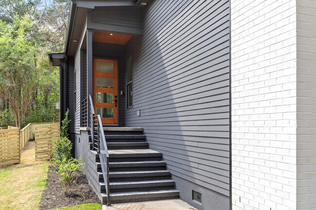 Building Photo - 1613 Bruce Cir