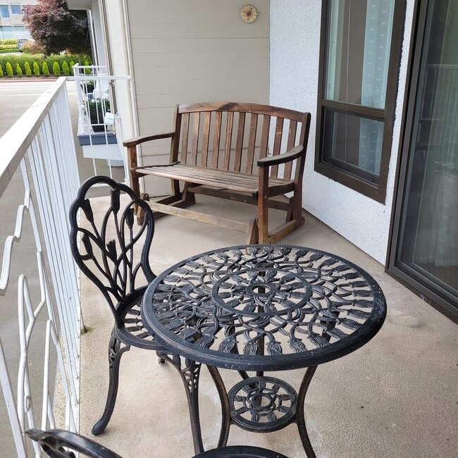 Building Photo - Charming 1 Bedroom Condo in Boutique Kirkl...