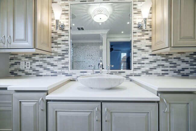 Building Photo - 2901 S Palm Aire Dr