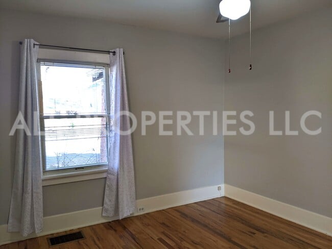 Building Photo - 557 S Race St