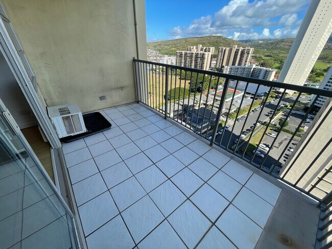 Building Photo - Gorgeous renovated high-floor apartment in great building.