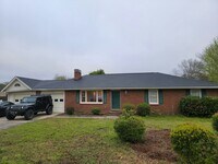 Building Photo - 741 Longwood Dr