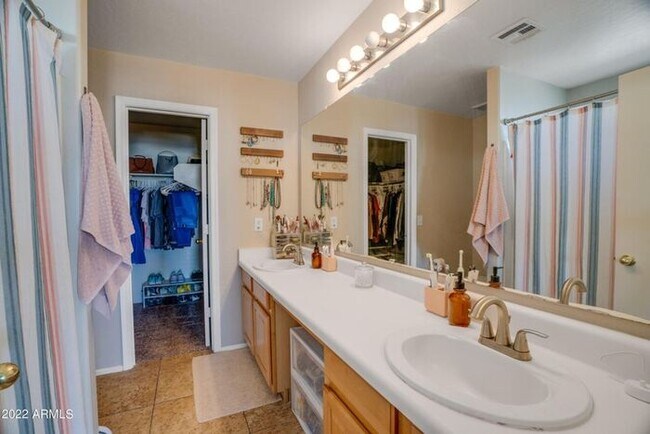 Building Photo - 5 bed - 3 bath in Litchfield with Pool!
