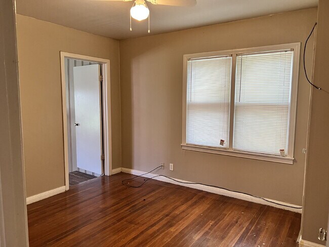 Building Photo - Large 2/1.5 with 2 Living Areas