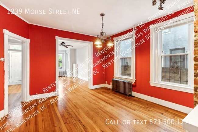 Building Photo - Charming 2-level 3Bd/1.5Bth TH W/Parking! ...