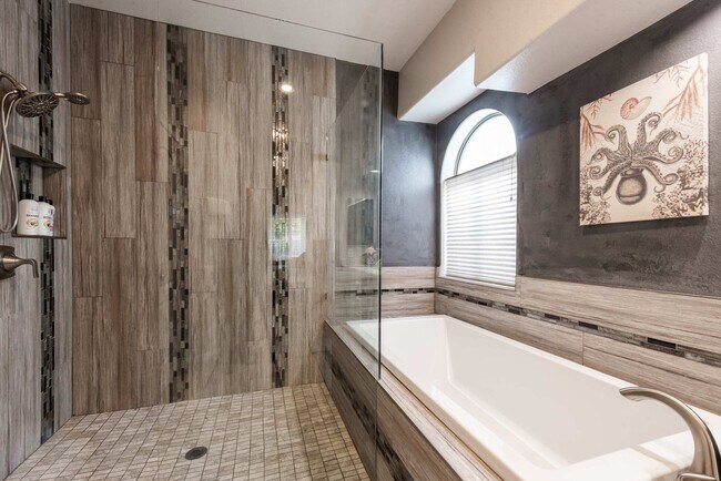 Building Photo - 5924 E Woodridge Dr