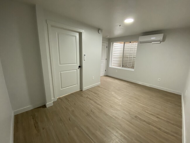 Building Photo - Completely Renovated Apartment!